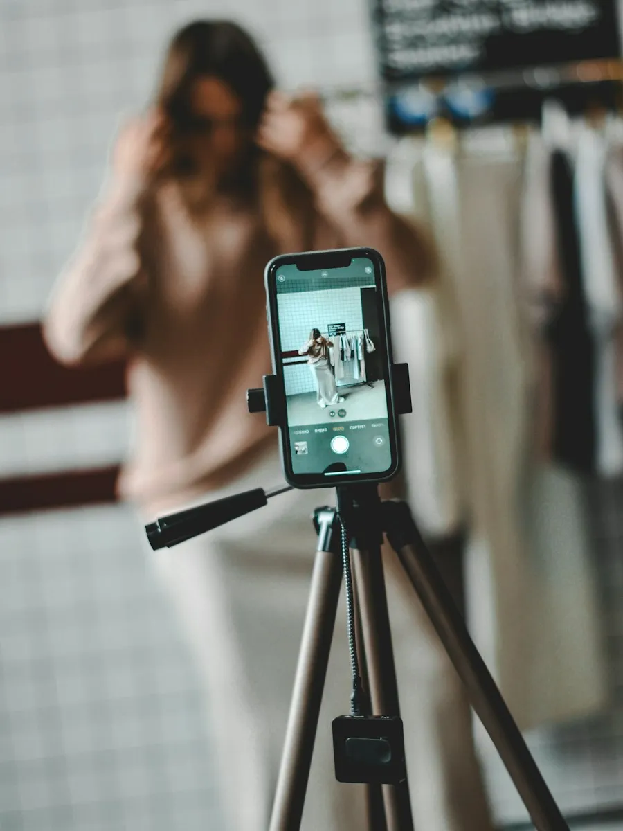 Venditrice che va in live con lo smartphone sul treppiede