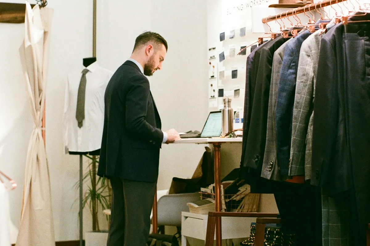 Un buyer sceglie i capi in una boutique multibrand
